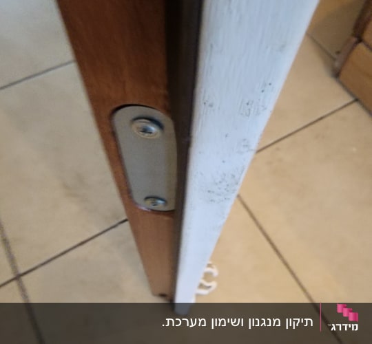 מנעול דלת עם לוחית מתכת וברגים